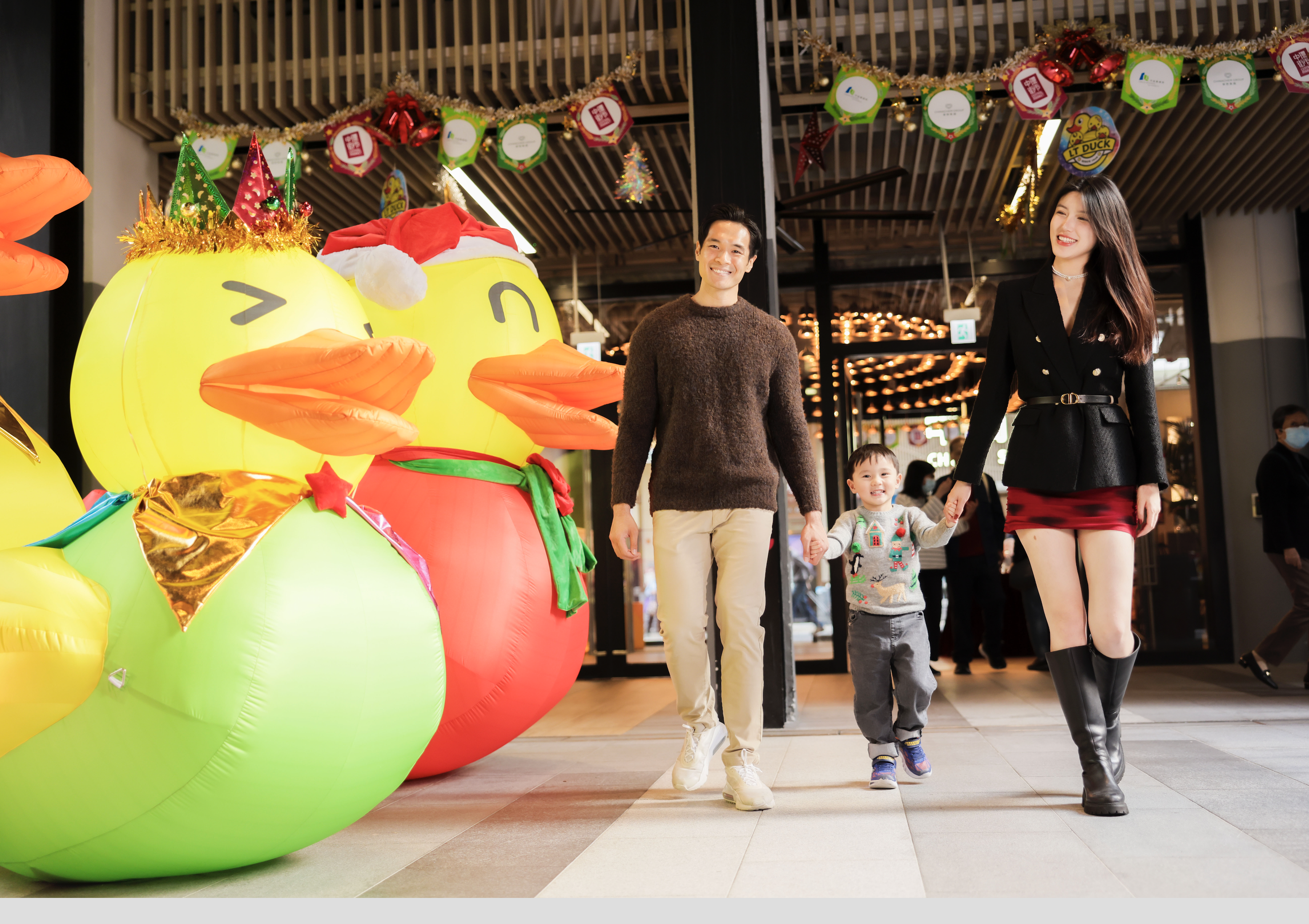 中環街市地下OASIS將會設有五隻不同尺寸不同形象的巨型小黃鴨