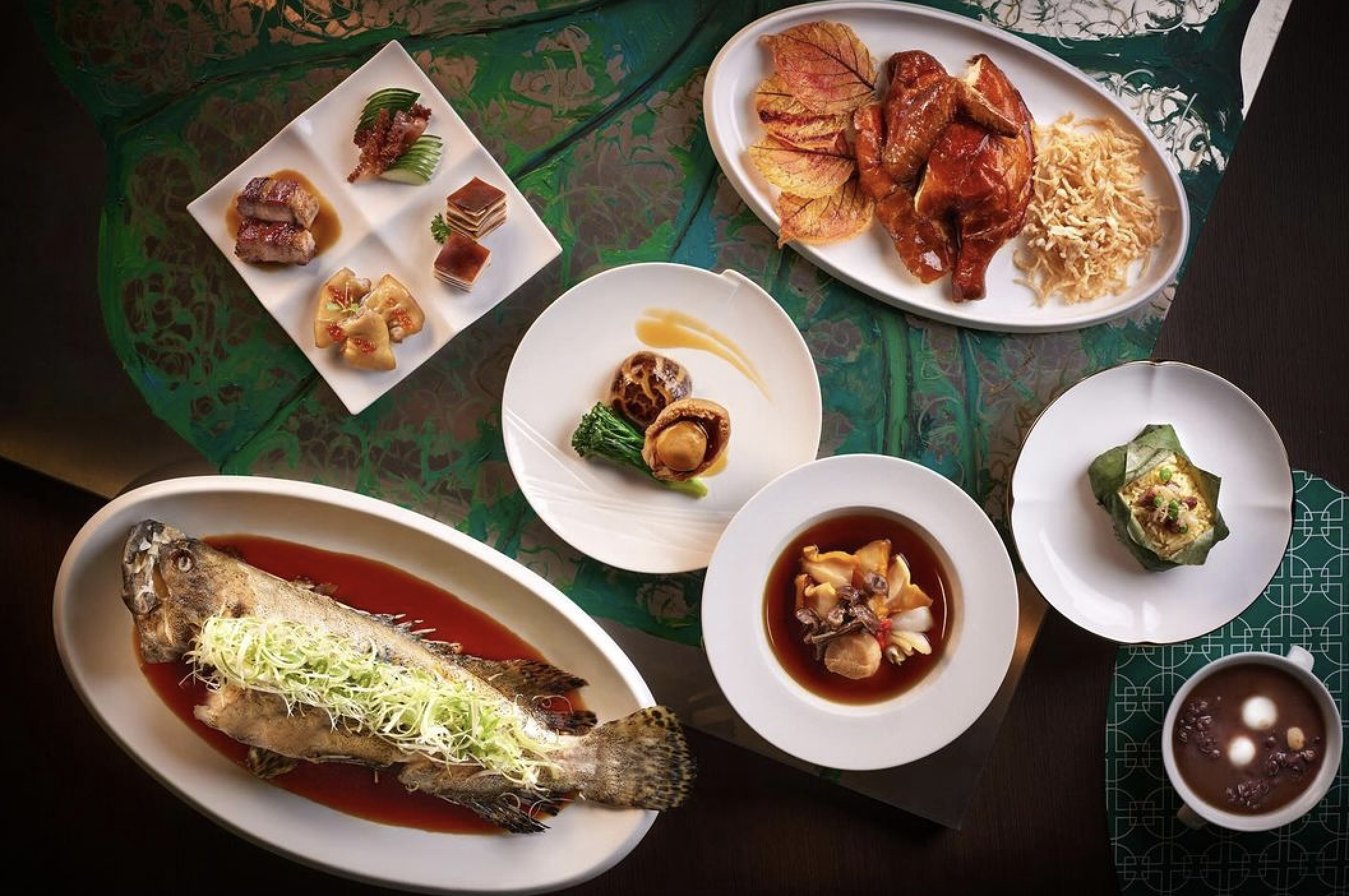 為了慶祝佳節，作為米芝蓮推介的國金軒行政總廚鄧浩宏師傅呈獻一系列節日菜式