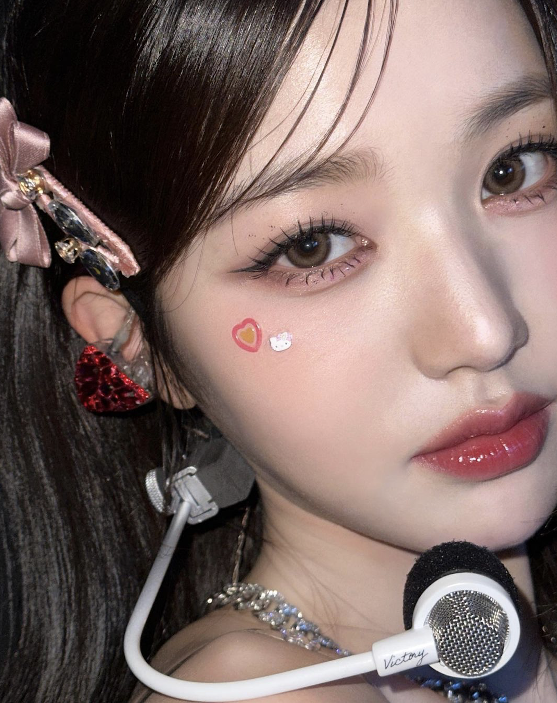 節日怎能缺少璀璨閃爍元素？不論是細緻珠光或是耀眼的閃亮碎鑽