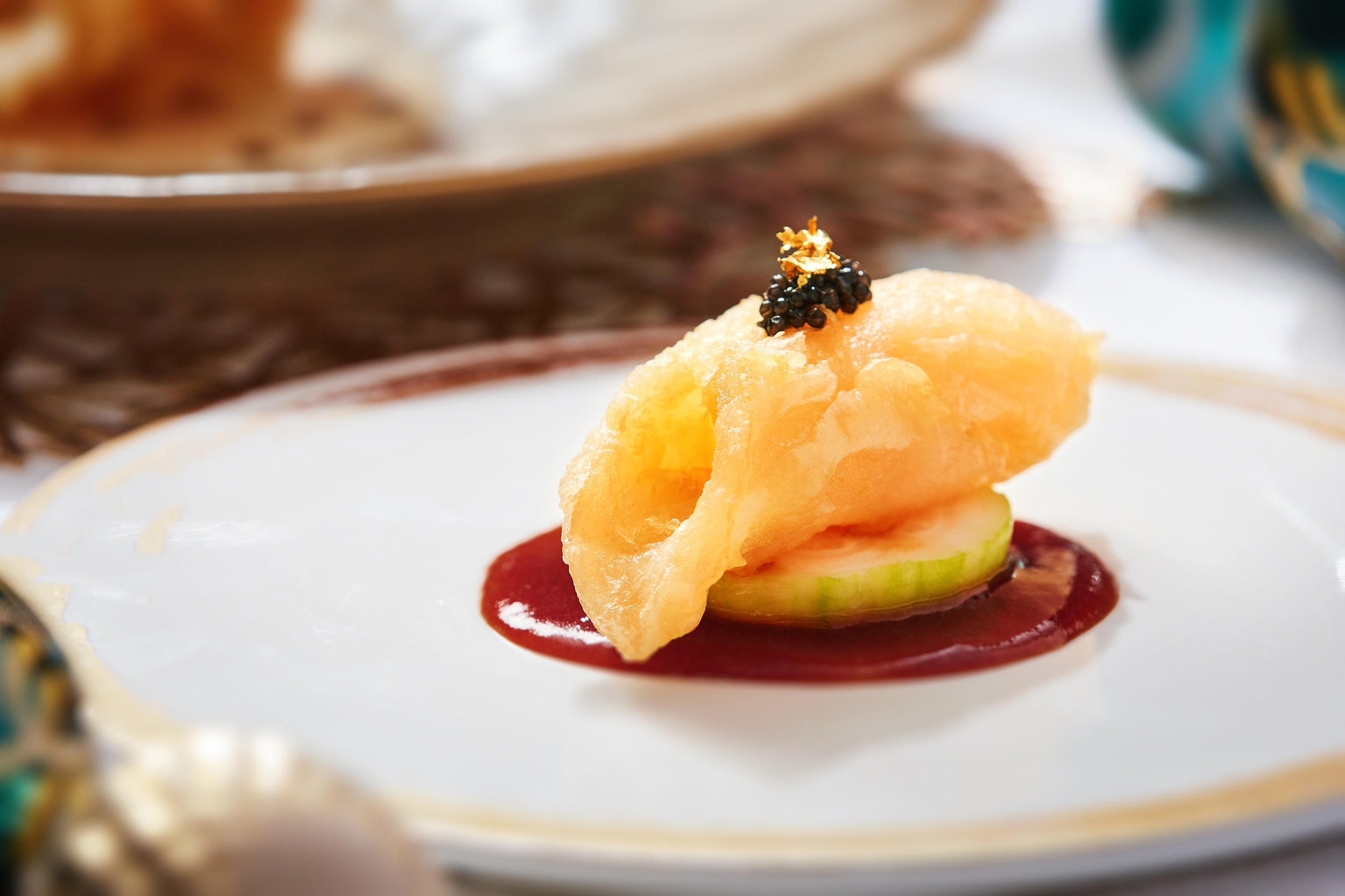 為了慶祝佳節，作為米芝蓮推介的國金軒行政總廚鄧浩宏師傅呈獻一系列節日菜式，讓我們與摯愛親朋一同享用。