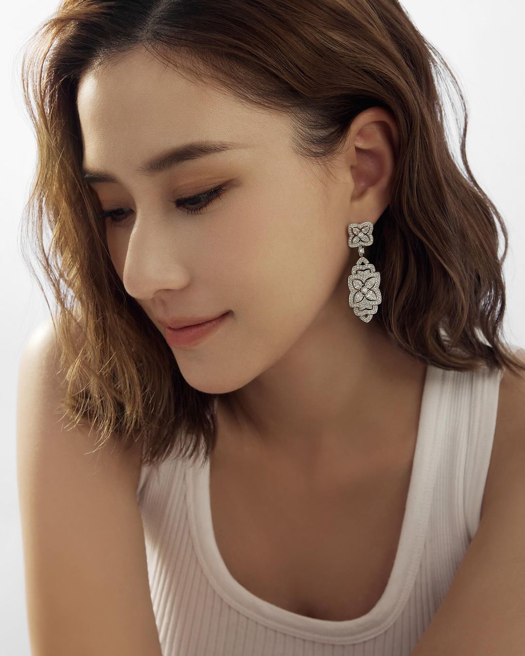 何超蓮的肌膚很好。