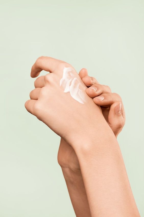 護手霜需要定期補充保濕。