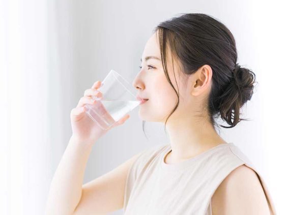 除了使用護手霜之外,每天多喝水,保持身體充足的水分。