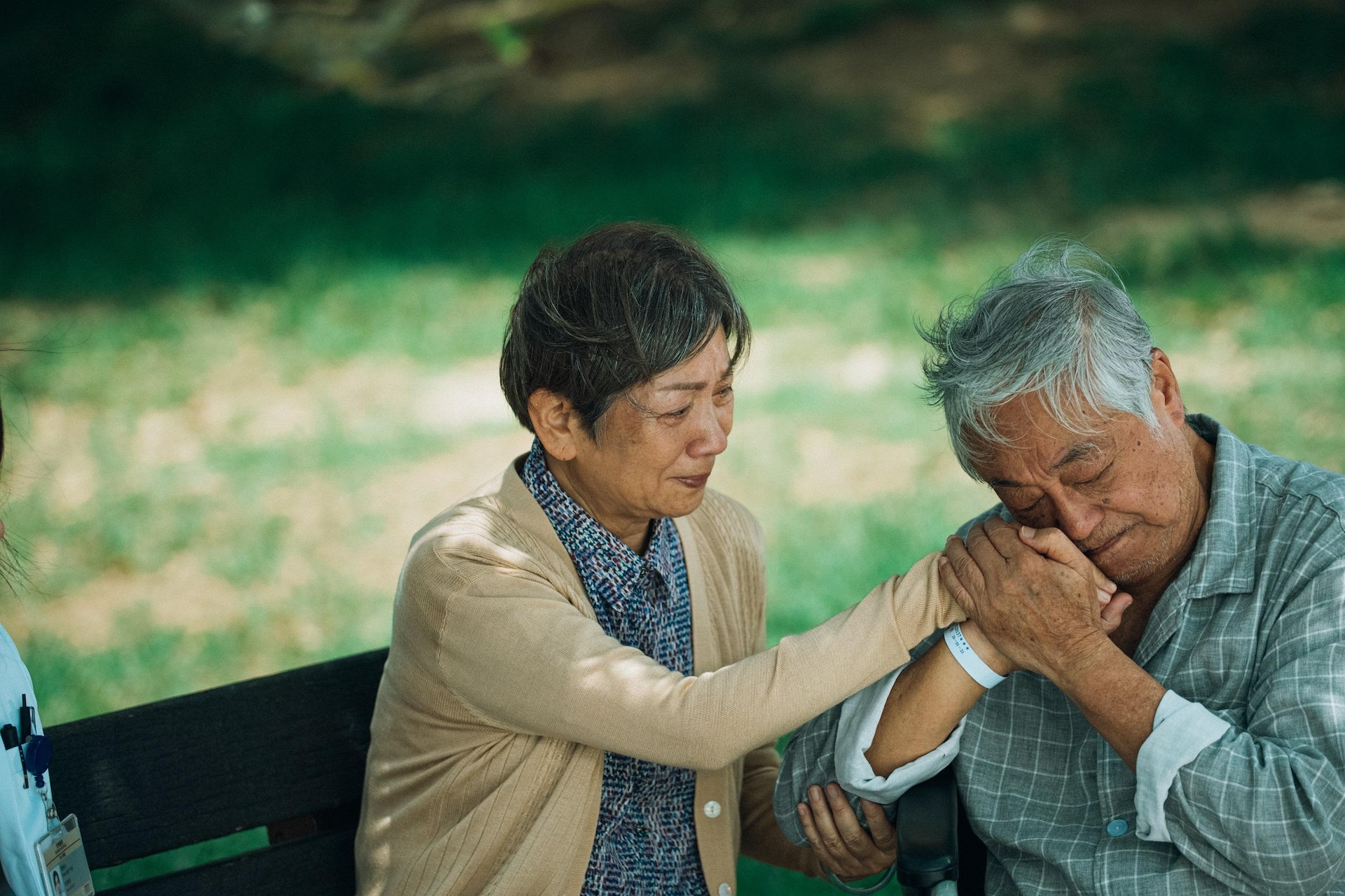 曾江穿起病人衣服與鮑姐在花園互相依偎，曾江亦拾起鮑姐右手非常珍視。