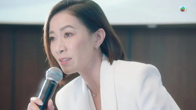 「Man姐」在職場穿搭上選用較為低調的首飾。