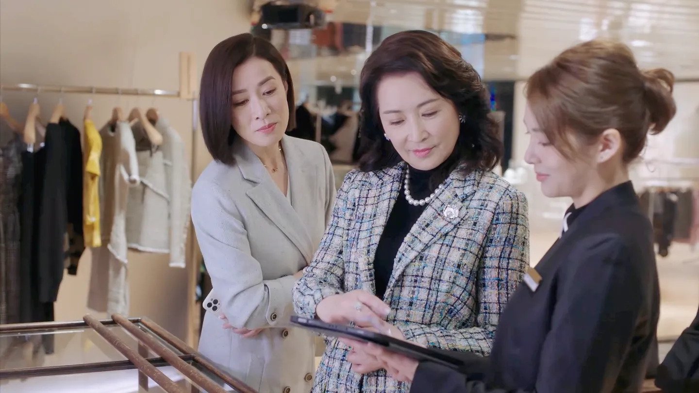 店員向方太推薦一批年輕設計師經手的新品,方太認為反正不貴,就當支持新人。