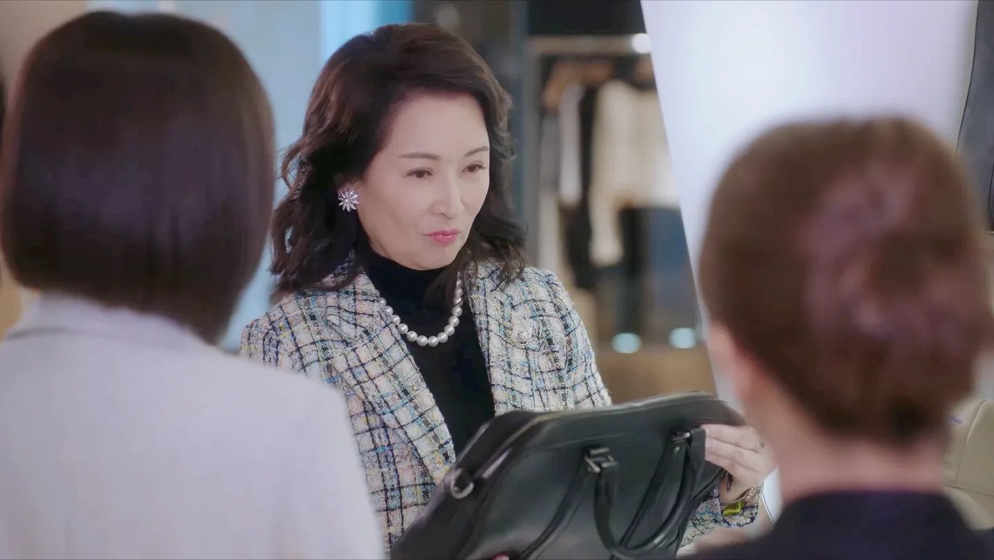 方太又拿起了一個舊款的男裝公事包,Man姐説款式已經過時,方太則表示過時手袋是情懷。