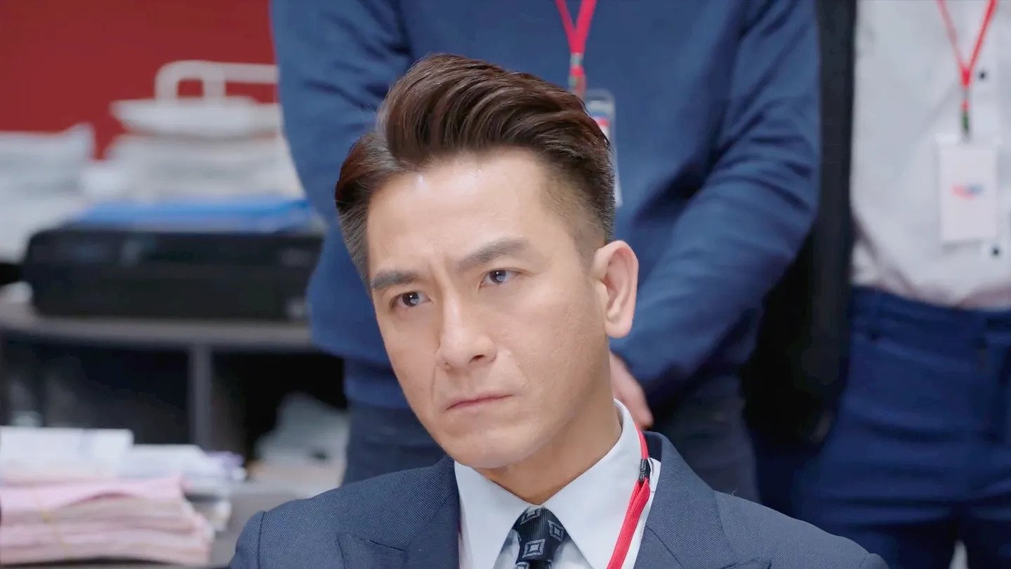 男裝公事包暗喻George(馬國明 飾)