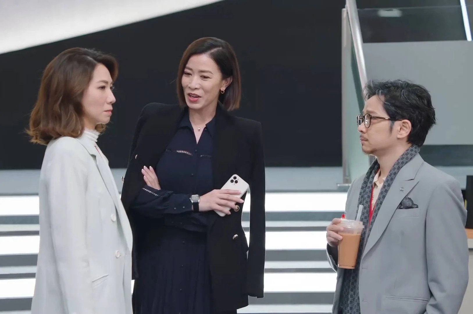 「Man姐」巧妙利用辦公室的樓梯位,營造出與「華姐」平起平坐的高度。