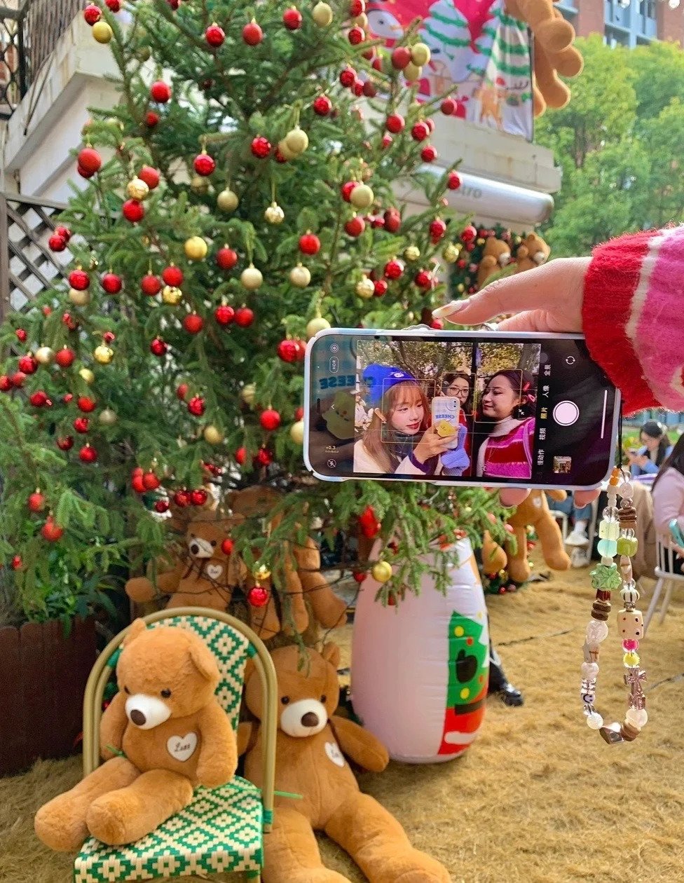 只要遇到太廣、太高、太矮的極端背景無法自拍，都可以使用「兩部手機同拍法」