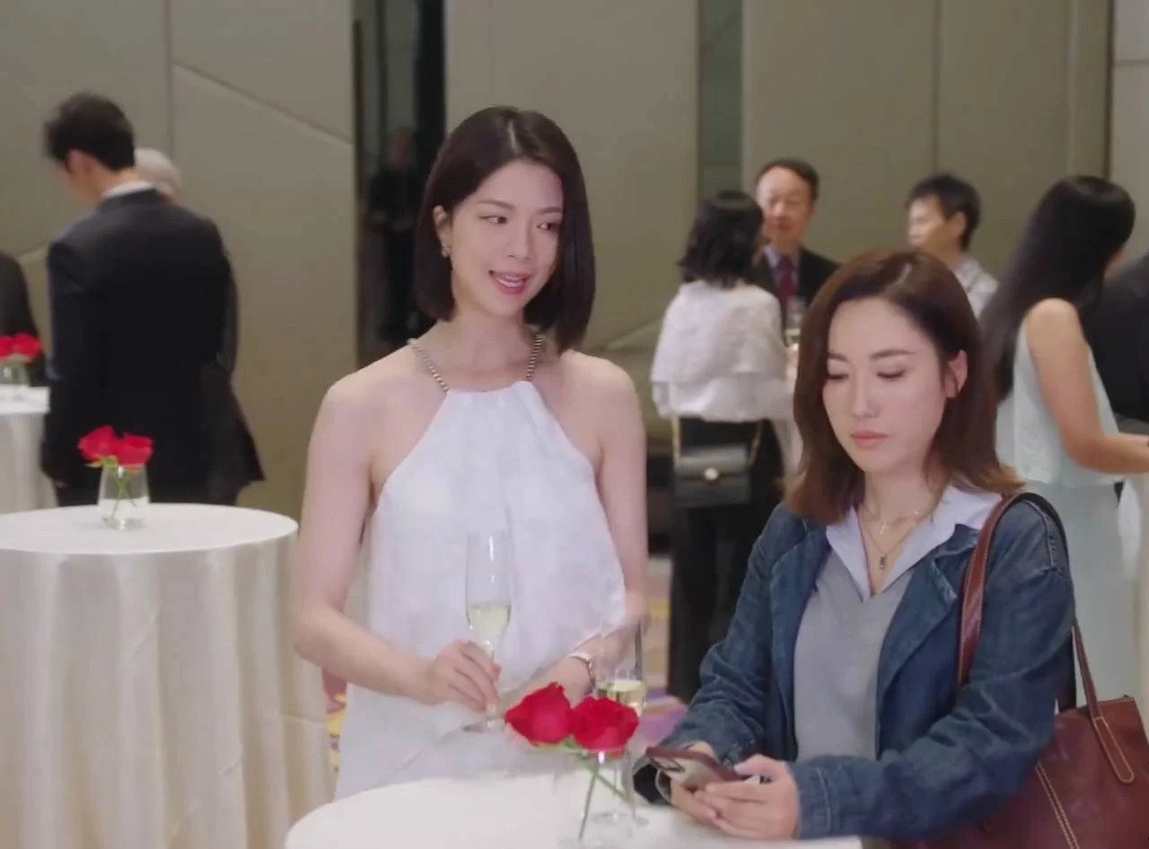 「張家妍」重遇舊同事唐芷瑤(陳曉華 飾)