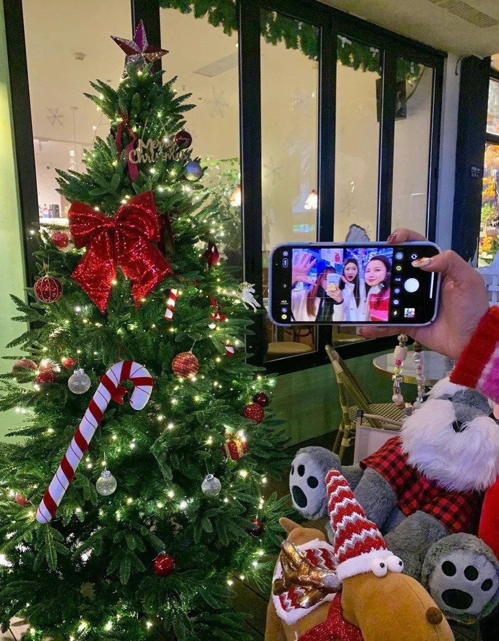 這樣的拍法不但可以在聖誕樹側邊與閨蜜自拍，照片亦可以看見完整的聖誕樹。