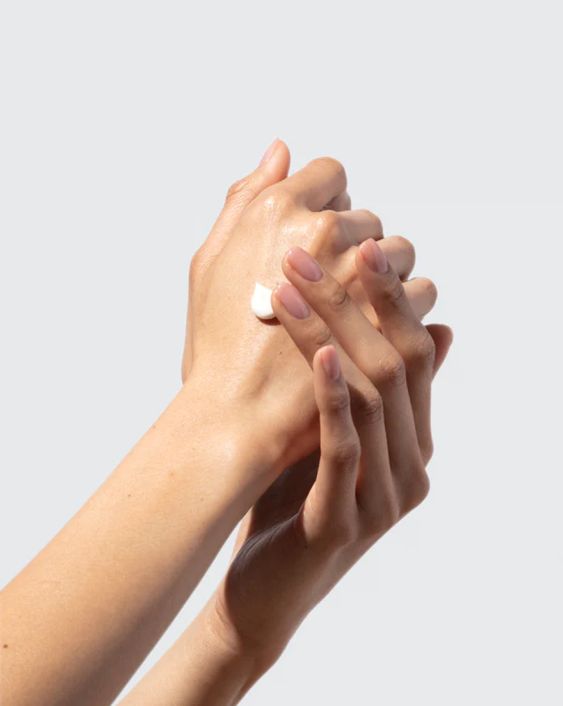 許多人都喜歡使用護手霜來保濕護理手部肌膚。