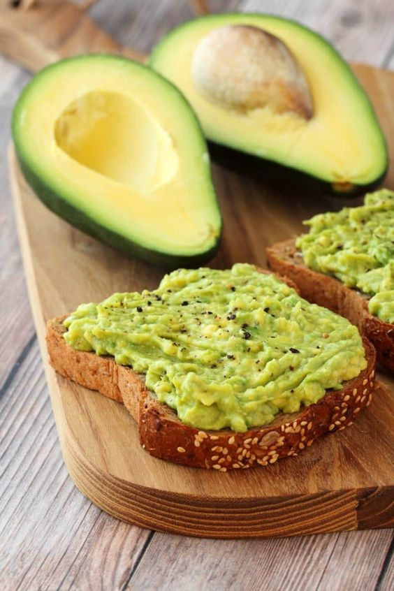 吃一粒牛油果等於一碗白飯的熱量，容易讓油脂在體內堆積，進而引起肥胖，建議一天以半個牛油果為宜。