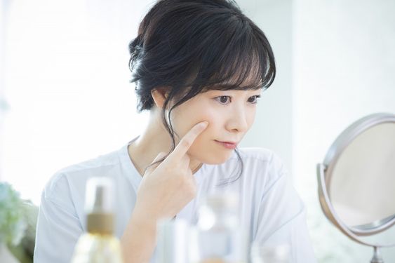 當石頭瘡變得發炎時,局部應用抗生素藥膏可以幫助減少細菌感染並促進康復。