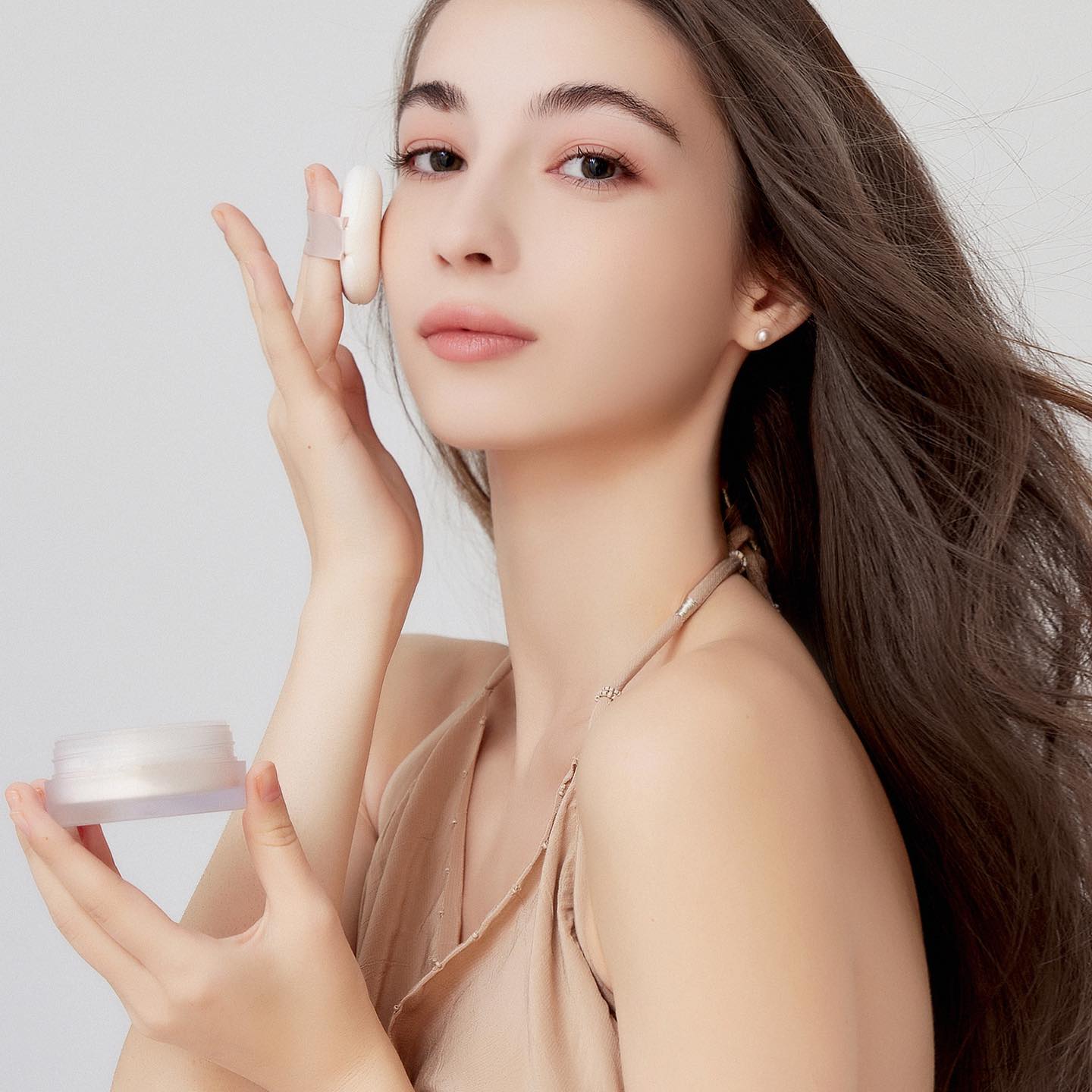 使用輕薄的粉底打造透明感底妝。