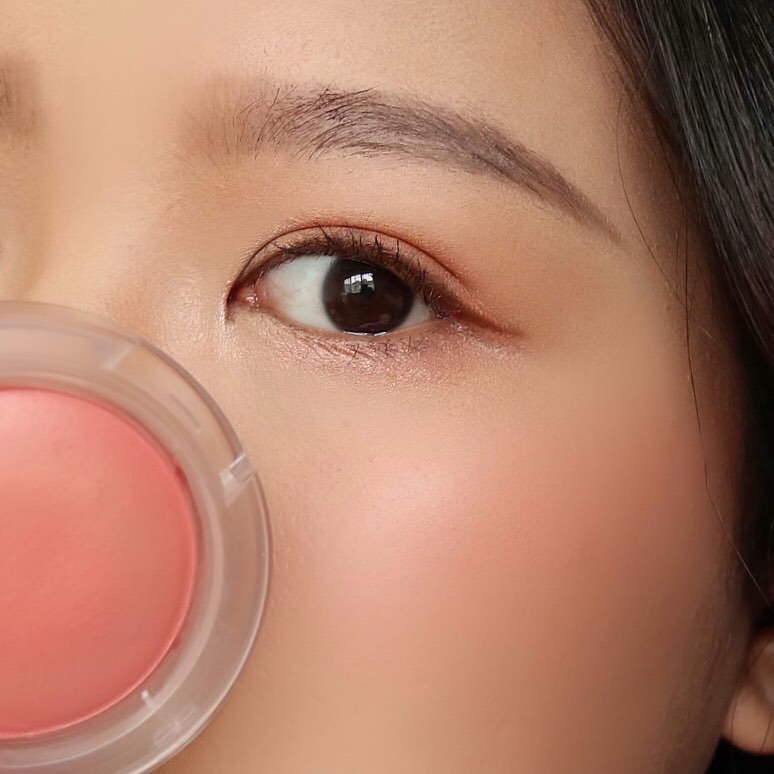 精緻的眼妝能消腫及自然放大雙眼。