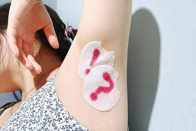 使用水楊酸棉片輕輕擦拭腋下，可以有效減少黑色素沉澱。