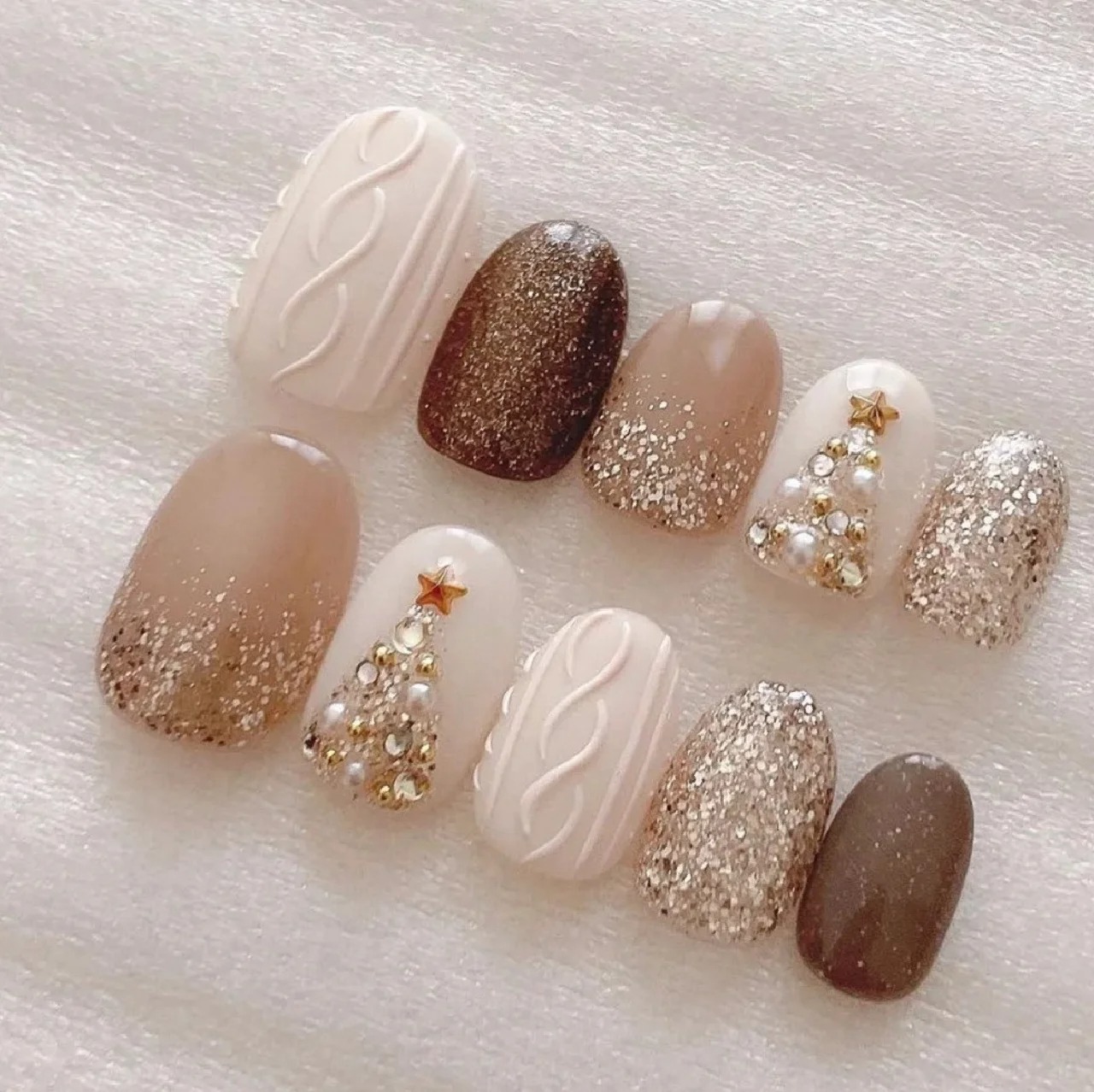 喜好日系溫柔感的女生，這款聖誕美甲就非常適合你！