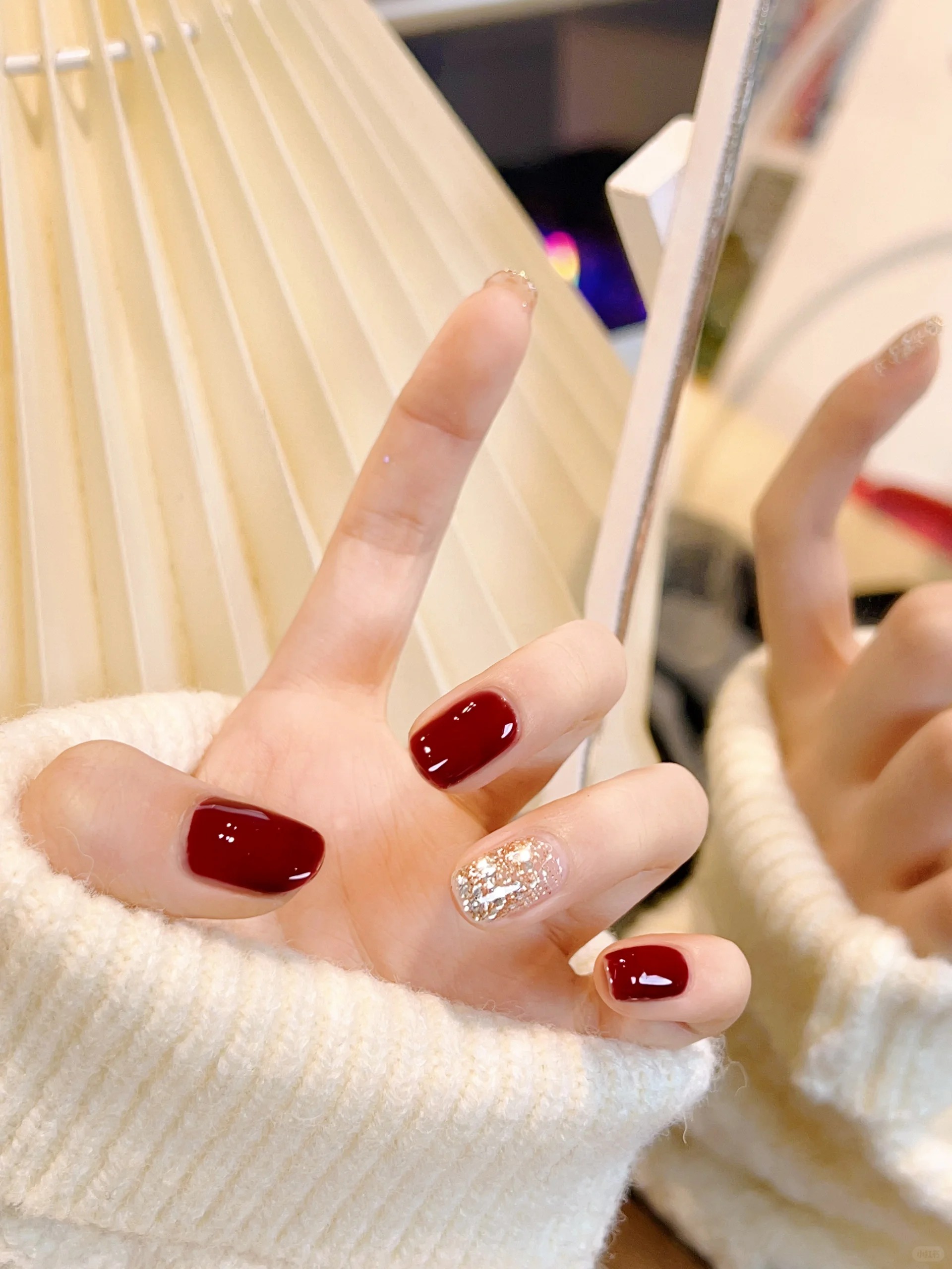 簡約氛圍的暗紅、閃片跳色配搭最適合知性女生，簡單但超級耐看！