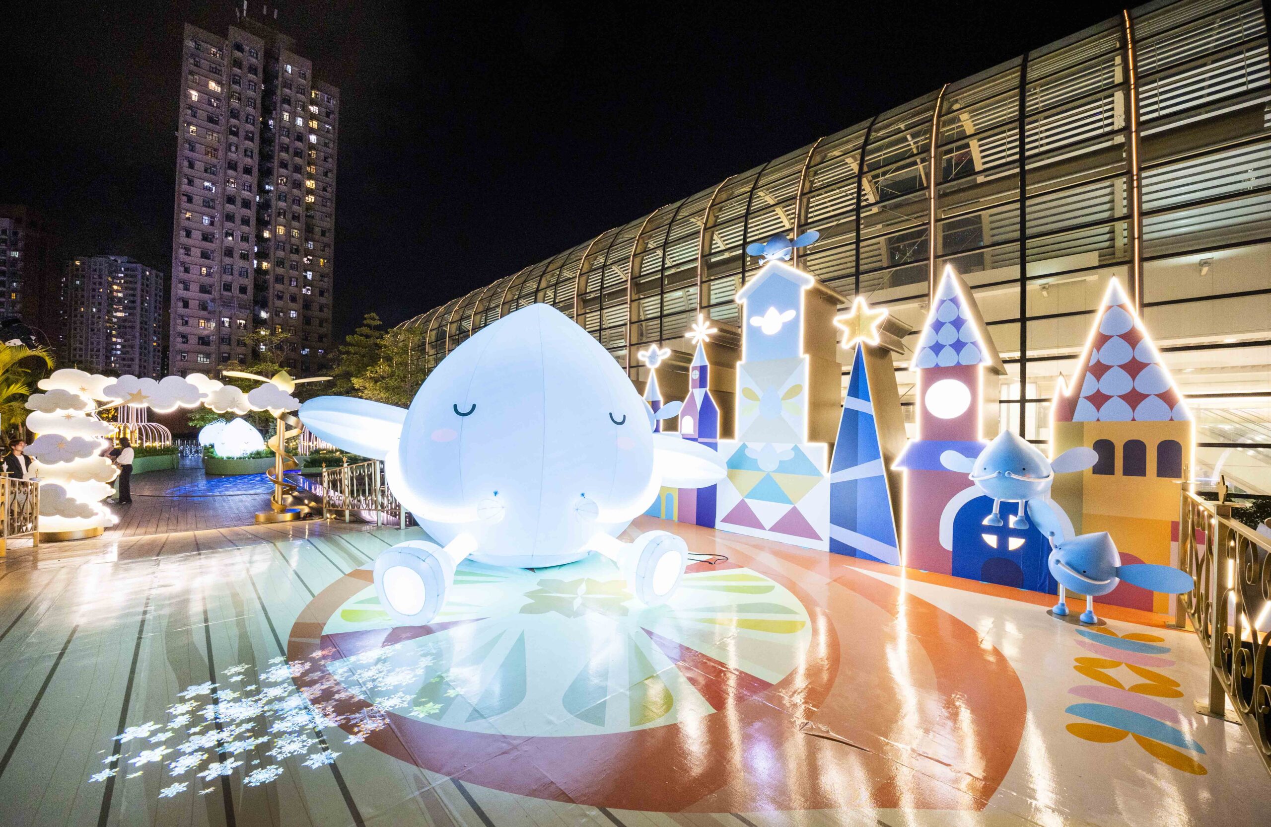 3米高發光水滴精靈坐鎮於由逾萬顆璀璨燈飾點亮的7樓星光花園