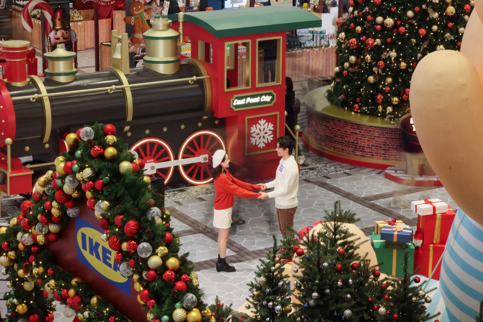 場內特別打造了歐洲復古火車站場景,有復古列車、6米高巨型聖誕樹和歐洲舊式街景