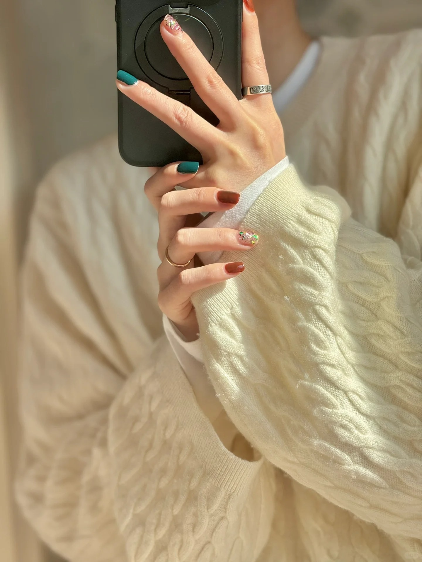 單色暗紅、墨綠配以閃片亦同樣超有節日氣氛！