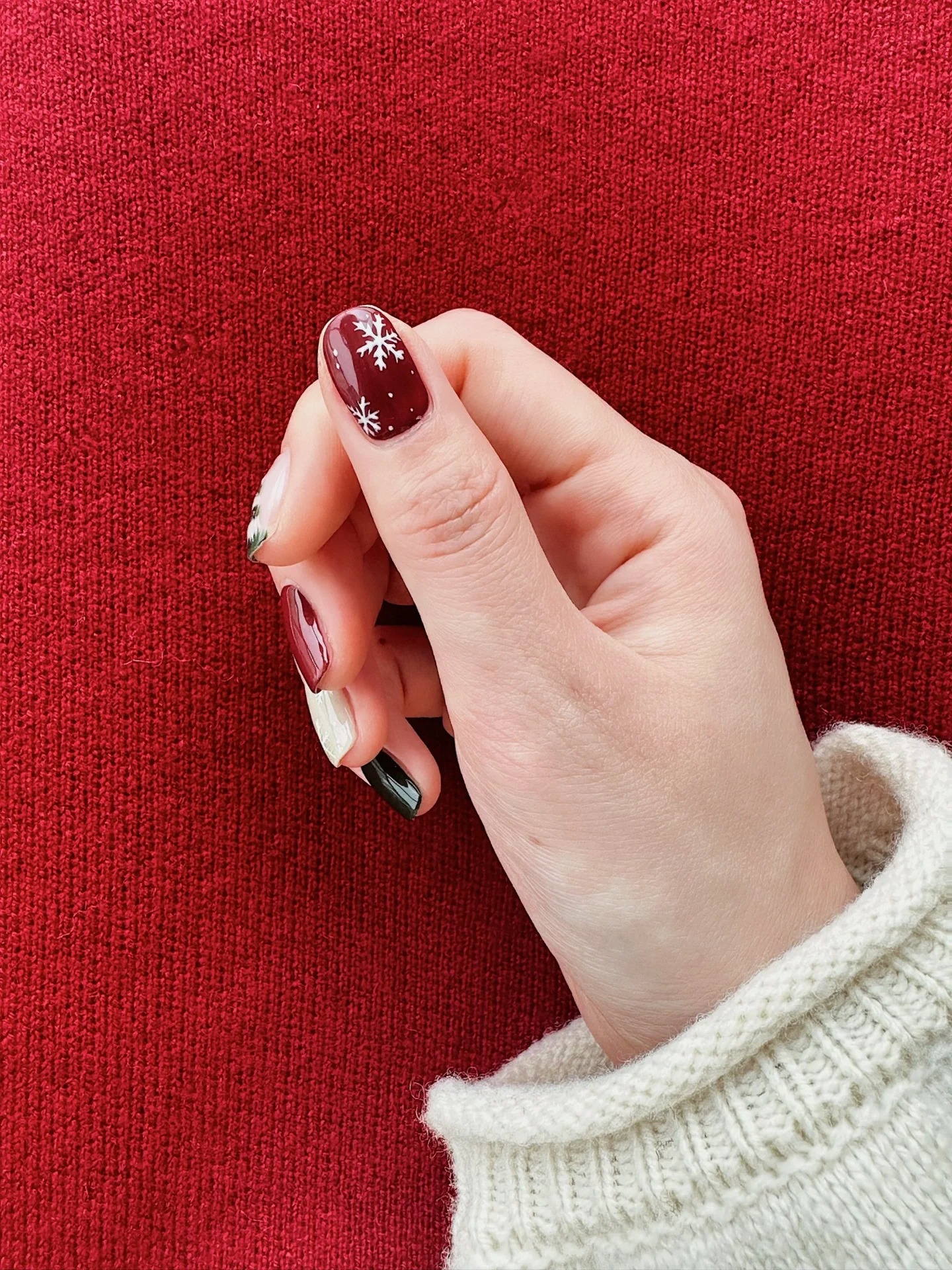 喜愛經典配搭的女生，不妨以磚紅及墨線的復古色系作為配搭