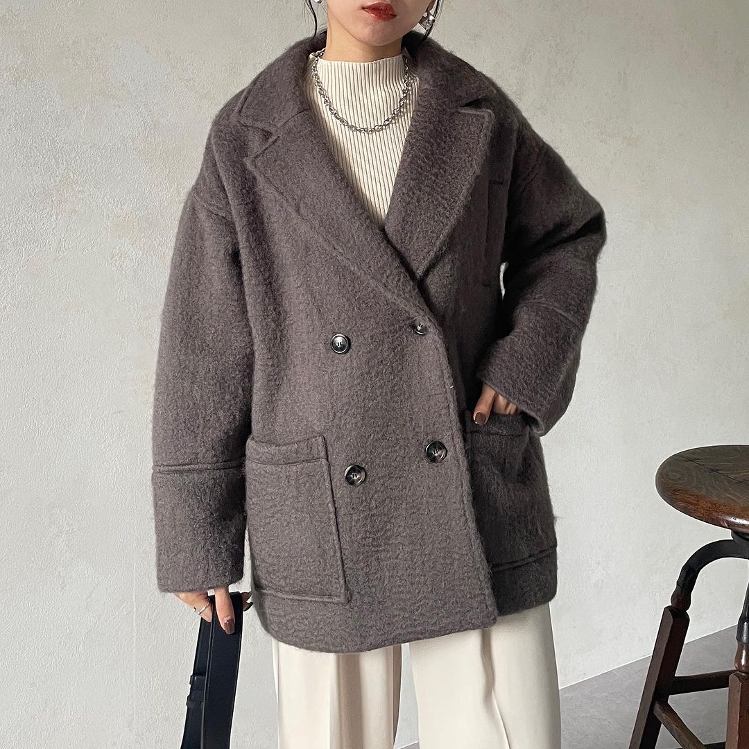 V領或立領的大衣可以拉長頸部線條，視覺上整個人更加纖長。