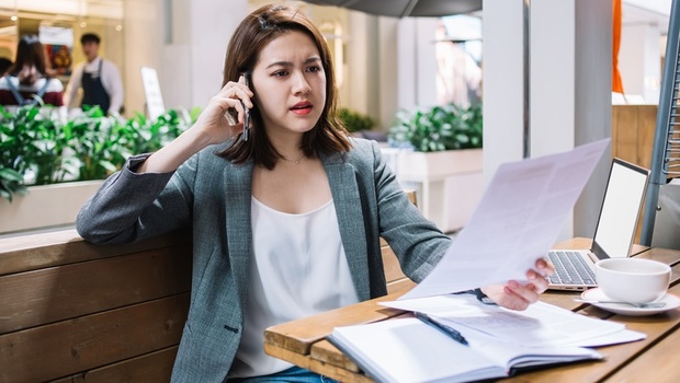 自以為厲害,擺出一副誰都不怕的態度。