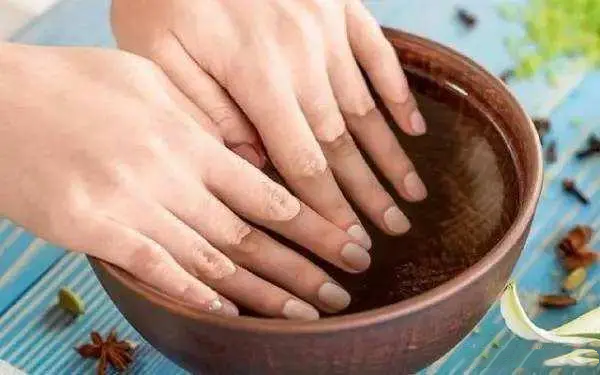 避免手指長時間浸泡在水中。