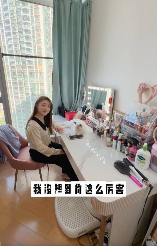 有獨立的化妝室,房內只有一張巨型梳妝台。