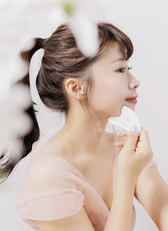 塗上護膚油後，用刮痧板輕輕按摩有助拉提。