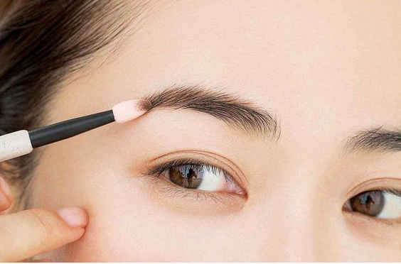 使用眉筆或眉粉填充眉毛的空隙。