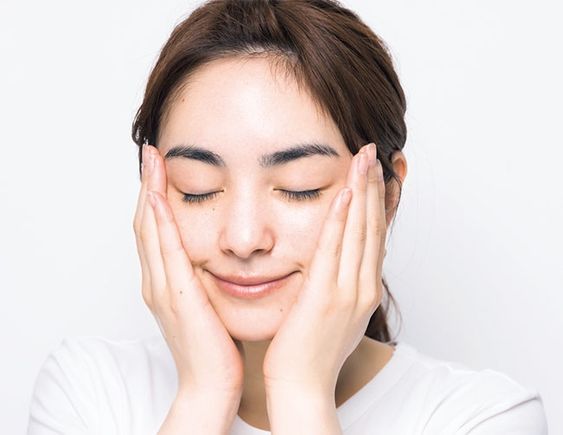 滴2～3滴護膚油在手心並搓熱溫開，以掌心包覆全臉雙頰、上下額頭與下巴，輕輕按壓。