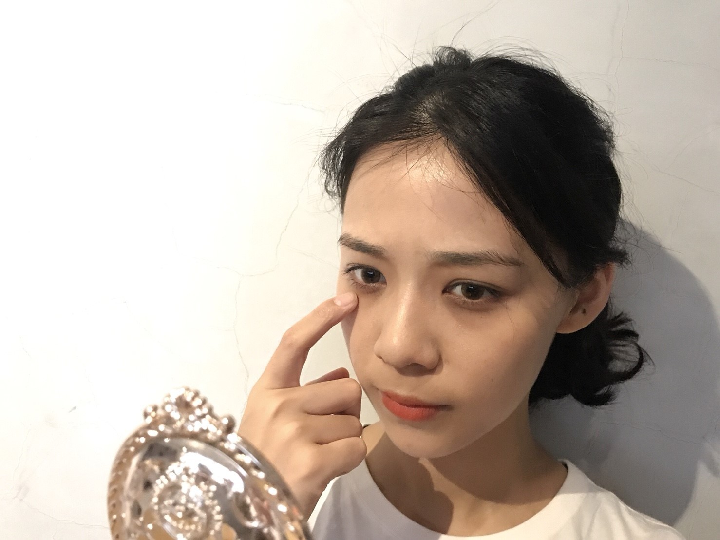 黑眼圈不但看起來沒有精神,而且看起來很顯老!