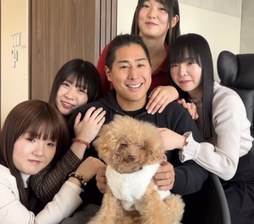 4個老婆不介意共享一夫。