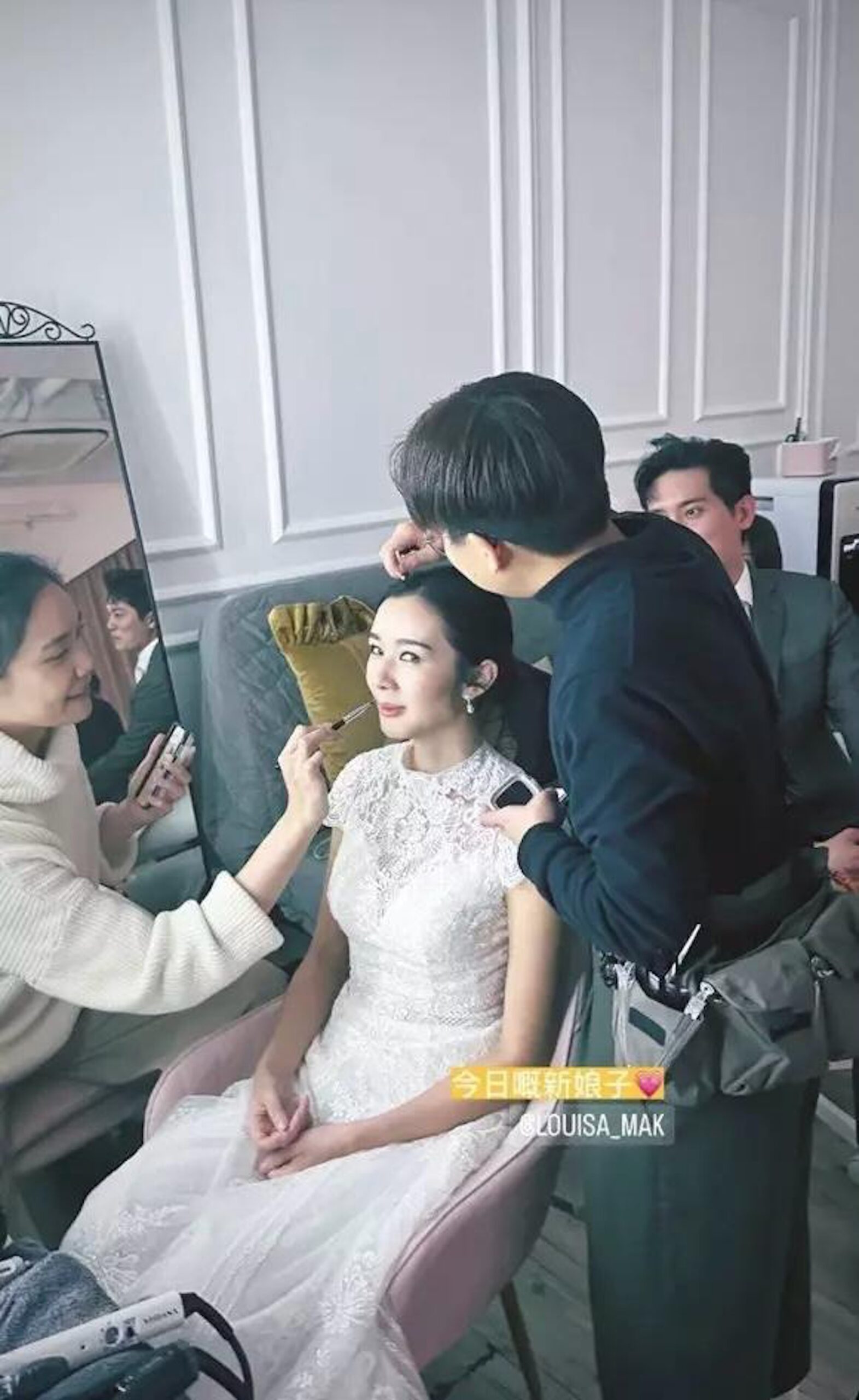 攝影師在IG Story上載一張麥明詩穿婚紗在化妝的照片。