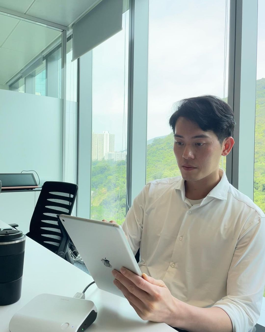 盛勁為現在做保險,收入不錯。