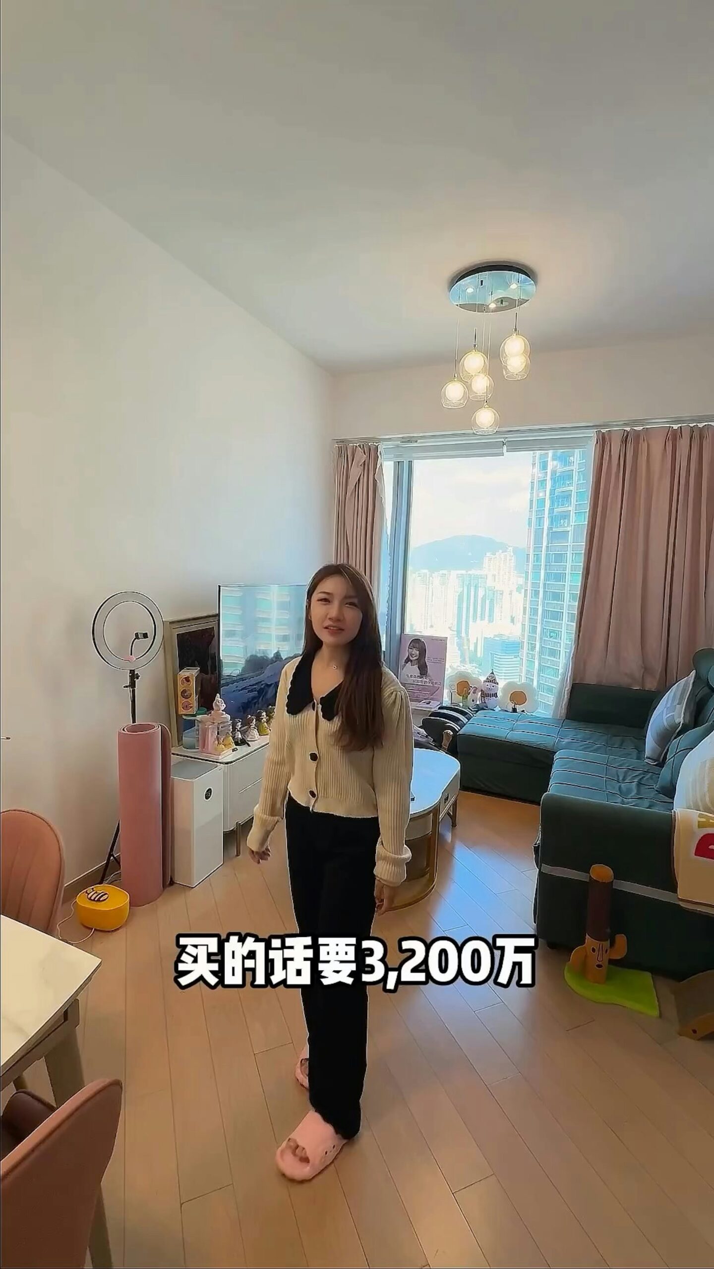 港女Boyi住在位於九龍站的646呎、市價3,200萬的對海景單位。