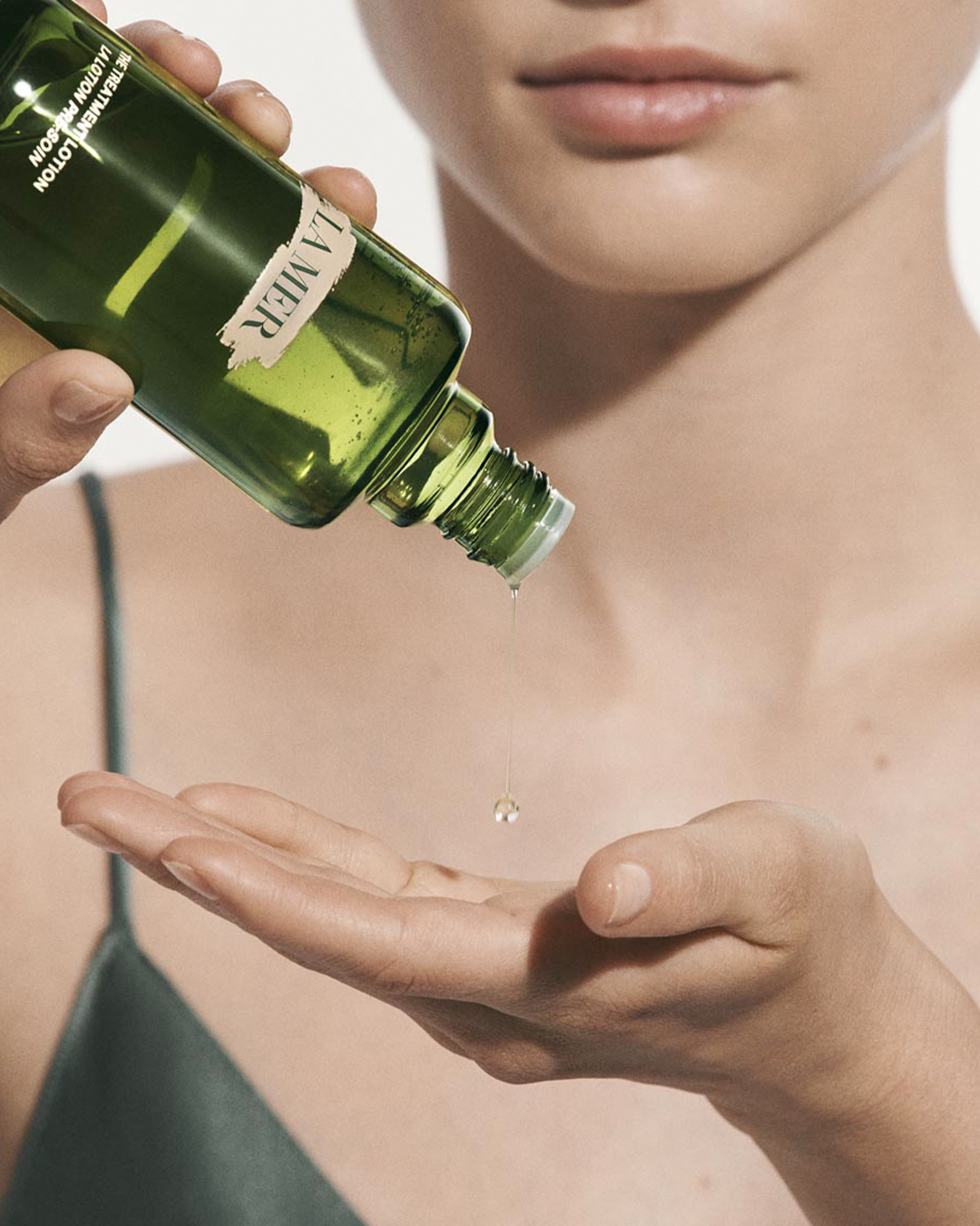 La Mer 肌底修護液蘊藏超強修護功效，瞬間為肌膚充電，就連細紋皺紋都一一淡褪！