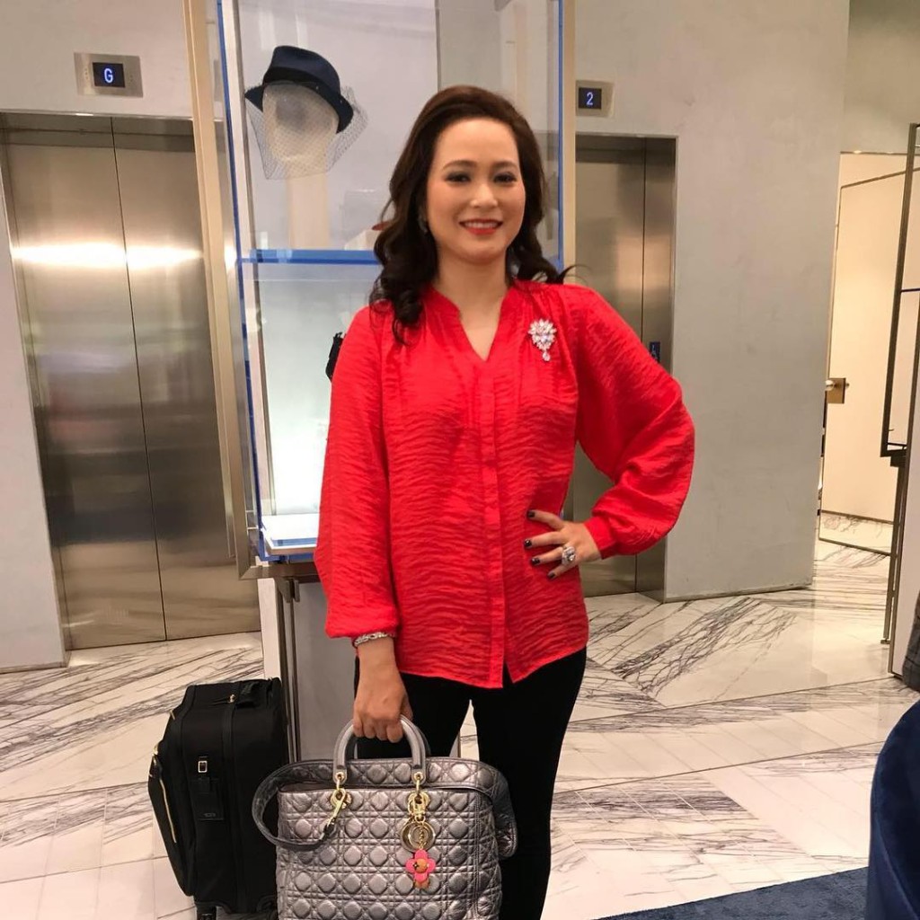 樊亦敏不時被傳媒指「戴成層樓出街」