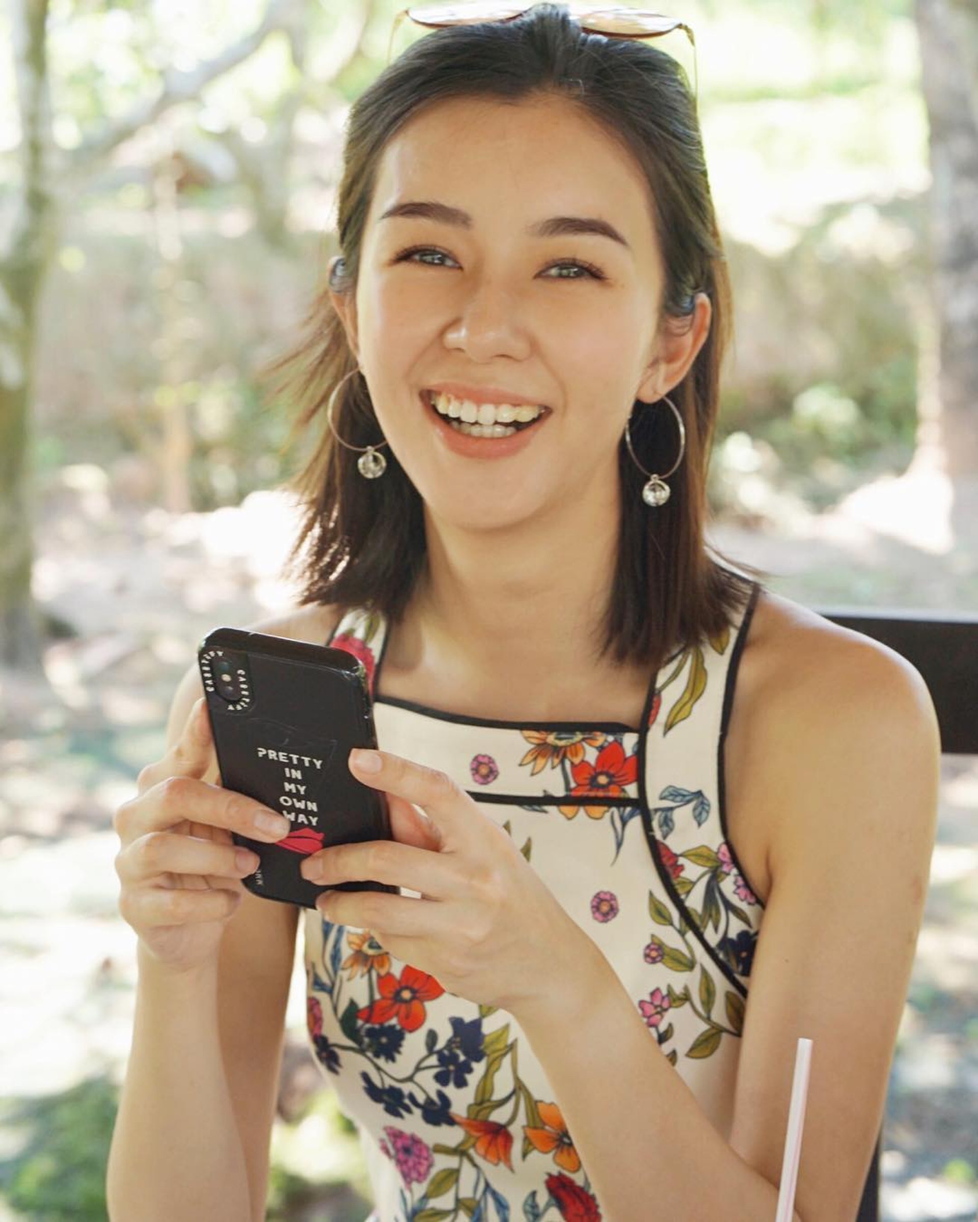 麥明詩曾被影到邊講電話邊喊。