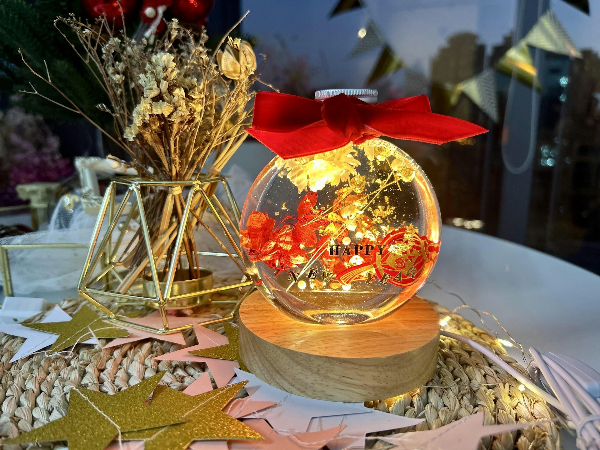 如果想沾上更多財源滾滾福氣，就一定要來好運中心親身感受香港首個巨型天幕下的璀璨黃金雨。