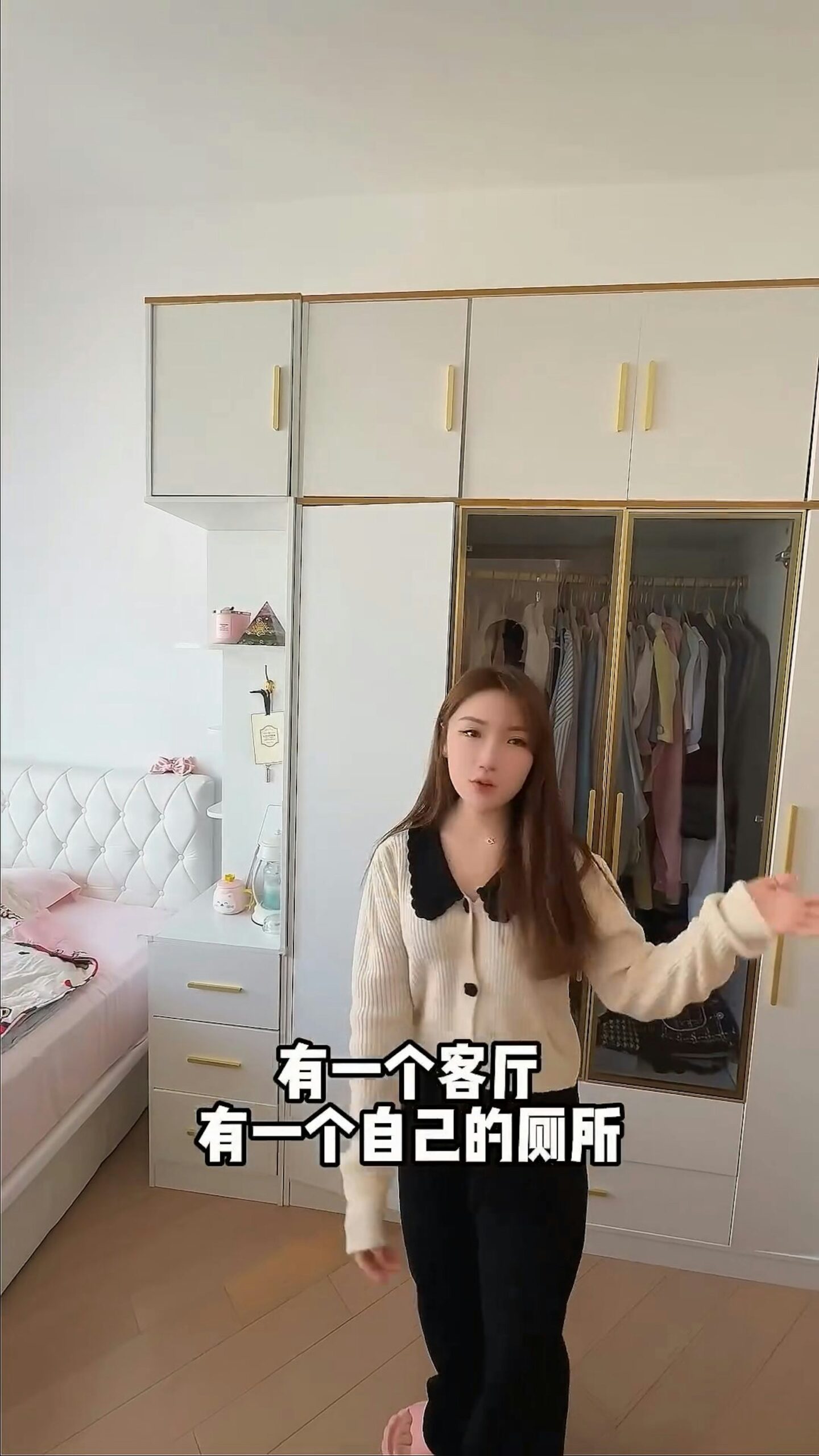 主人房則有雙人床及大衣櫃,空間相當闊落。