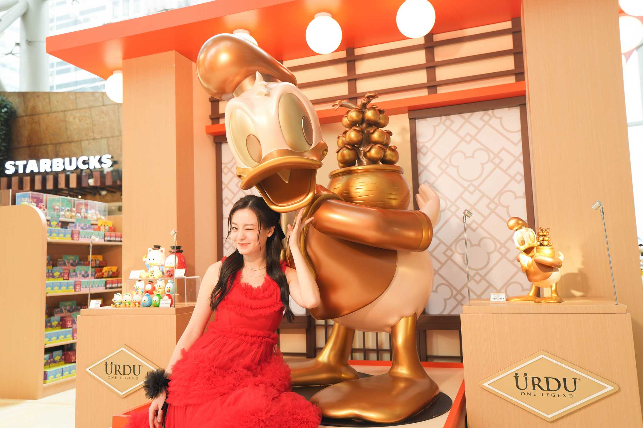 朗豪坊 1.6米高的巨大化唐老鴨開運金桔盆景