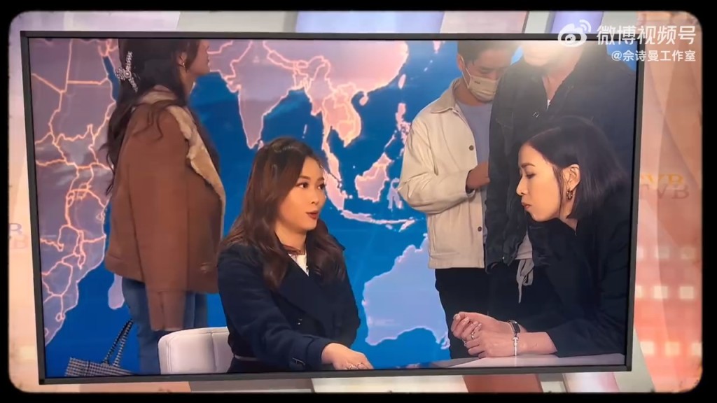 佘詩曼在開拍《新聞女王》前做足功課,找來真正的新聞主播黃曉盈教學。