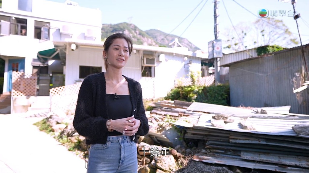 陳燕娜帶大家去從前一家四口居住的百呎木屋。