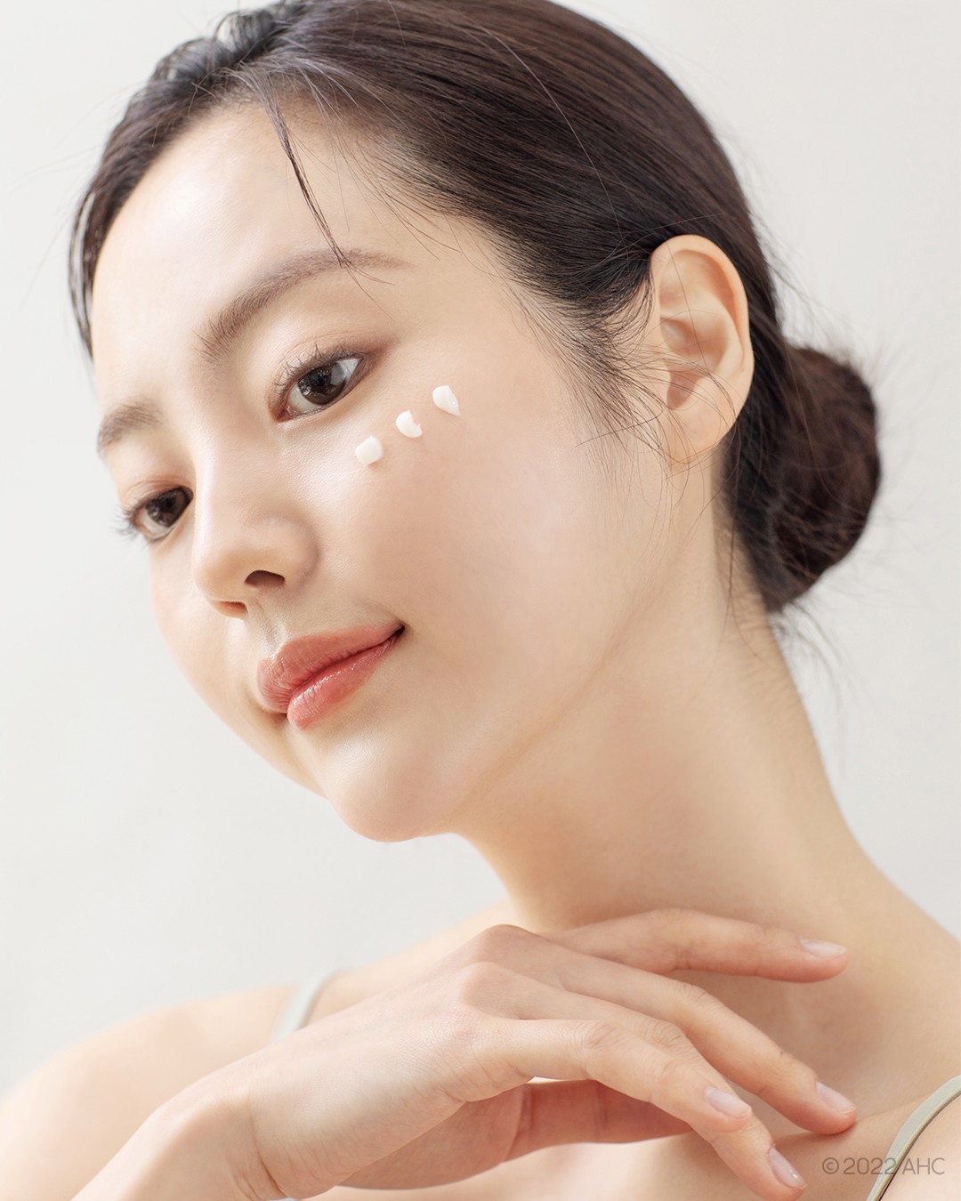 妝前乳是一種用於打底的美妝產品，可以令皮膚平滑、修飾毛孔、均勻膚色。