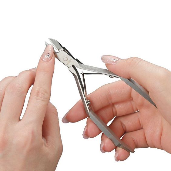 修剪指甲時不要剪得太深。